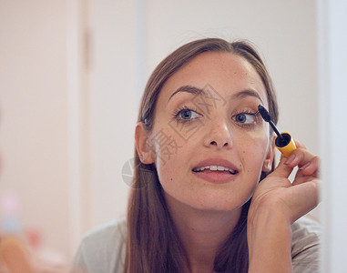 化妆是一种艺术 我的脸和画布 一个年轻女性在家里镜子里化了妆图片