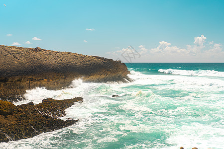 大西洋 风雨如磐的夏日在多岩石的海滩的大海波浪 天生丽质 壮观的海景风景风暴喷涂海岸线海岸飞溅天气戏剧性海浪支撑图片