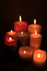 以不同高度和颜色燃烧的蜡烛群宗教仪式精神烧伤烛光教会悲伤火焰信仰团体图片