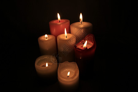 以不同高度和颜色燃烧的蜡烛群烛光悲伤教会精神仪式信仰宗教团体火焰烧伤图片