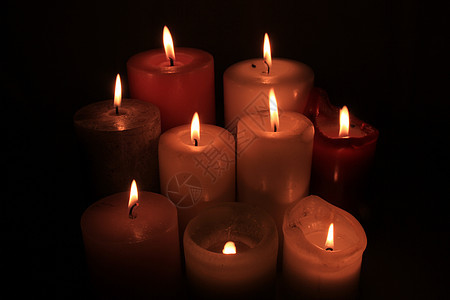 以不同高度和颜色燃烧的蜡烛群火焰教会悲伤团体仪式烛光精神信仰烧伤宗教图片