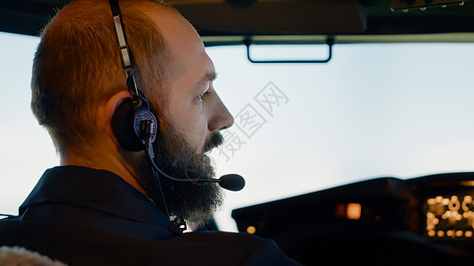 男性机长驾驶飞机 配备仪表板指挥图片