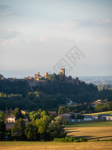 意大利皮亚森萨市CastellArquato中世纪镇的风景农田据点城堡目的地山顶文化历史性场景堡垒历史图片
