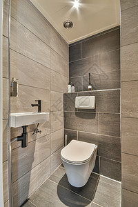 现代洗手间 配有米面墙壁浴缸房间地面房子卫生装饰品住宅风化公寓入口图片