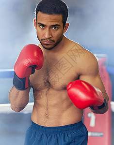 一位英俊的年轻男拳手在拳击场上打斗时 带着警备站立的肖像画图片