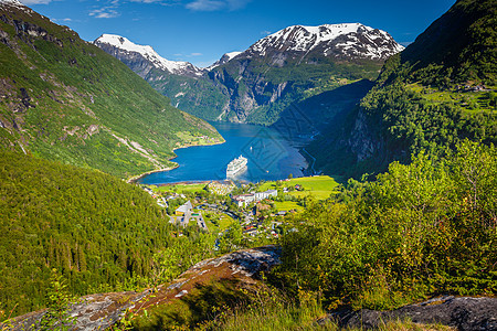 挪威 北欧和挪威的上方 船舶和村庄农村林地国家巡航景观晴天山脉峡湾戏剧性爬坡图片