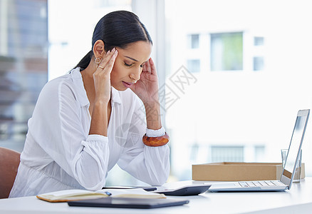 一位年轻的女商务人士坐在办公桌旁 在现代办公室中患有偏头痛症 (笑声)图片