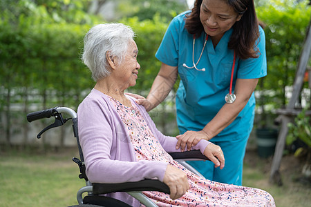 医生护理人员帮助和护理亚洲老年或老年老太太妇女病人坐在护理医院病房的轮椅上 健康强大的医疗理念摩托车机动性椅子女性挑战照顾者公园图片