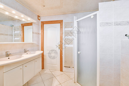 淋浴小屋附近的Sinks和浴缸反射卫生房子玻璃镜子龙头卫生间盒子水平白色图片