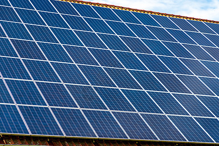 房顶上的太阳能电池板 水平方向 蓝色天空 能源概念以及电气太阳系创新太阳能板安装技术生态发电机控制板环境图片