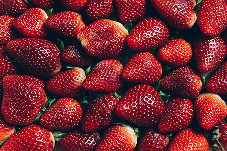 新鲜和多汁草莓背景团体饮食收成浆果甜点绿色食物营养红色水果图片