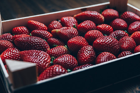 装有新鲜多汁草莓的木箱市场水果农场桌子饮食收成乡村篮子食物营养图片