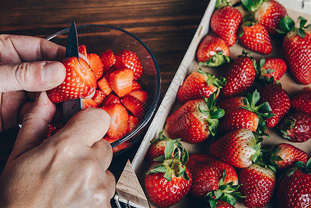 用刀割草莓的手切草莓浆果厨房食物甜点营养木头桌子红色木板饮食图片