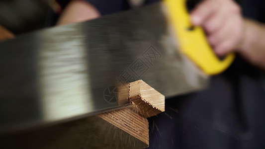 手工概念 木工车间 木匠用手拼图锯木板 特写视图作坊木材职业男性艺术工具建设者工匠工作雕刻图片