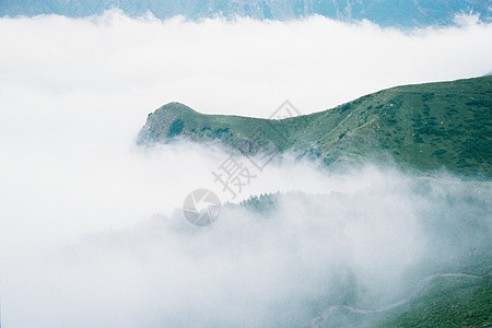 美丽的绿色山峰上的白云雾 佐治亚州 用旧照片风格制作的雨底片图片