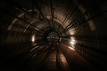 在挪威奥斯陆的无司机地铁列车上行驶 通过地下隧道 高级地铁运输系统前进 路况图片