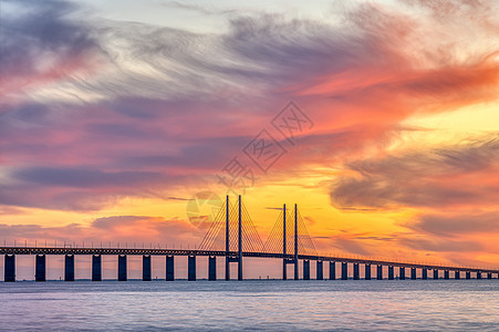 丹麦与瑞典之间的Oresund桥海岸铁路旅行日落海峡天空戏剧性建筑交通运输图片