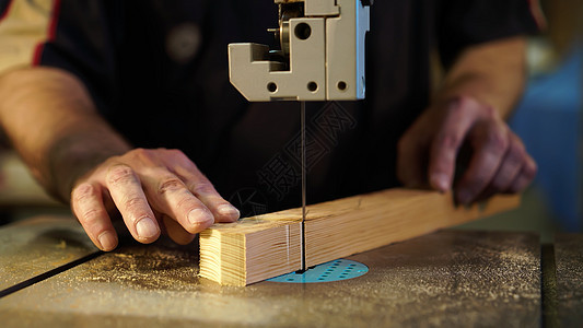 手工 木工概念 木工 在工厂工作室工作的木匠 木工工人在拼图机上切割木板商业工匠职业爱好工具木头工艺艺术作坊成人图片