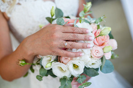 白裙子的新娘有一束花束花刺绣玫瑰柔软度女性仪式婚礼婚姻戒指夫妻派对图片