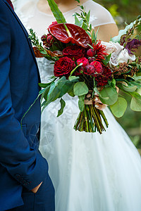 新婚夫妇手中盛满美丽婚礼花束的鲜花束联盟派对新娘仪式妻子已婚庆典幸福婚姻传统图片
