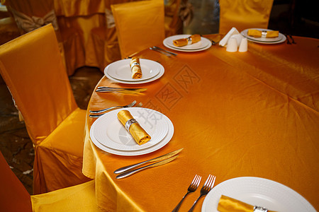 配有叉 刀和金餐巾的优美桌金子餐具刀具玻璃厨房环境服务银器星星桌子图片