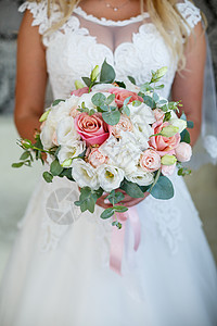 白裙子的新娘有一束花束花女孩庆典派对婚礼玫瑰传统女性蜜月戒指订婚图片