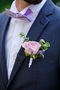 蓝色西装 穿男子夹克的布甲婚礼衬衫扣眼伴郎玫瑰新娘婚姻胸花领带裙子图片