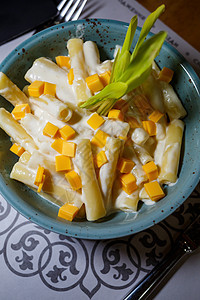 美味新鲜的意大利面加奶酪和草药鲑鱼草本植物烹饪午餐食谱叶子香料盘子桌子砧板图片