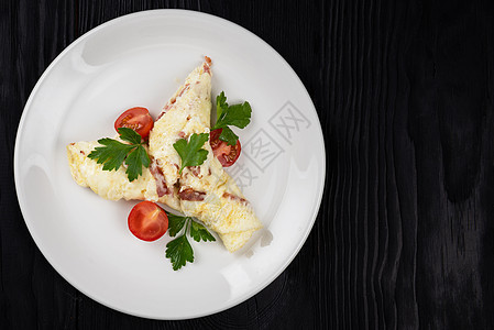 含火和奶酪的奥米特火腿小吃折叠盘子宏观熏肉奶制品香菜早餐美食图片