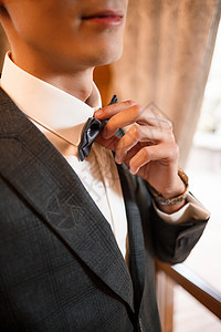 时尚的新郎在脖子上绑了领结领带男性袖扣服装派对套装燕尾服丝绸蝴蝶衣服图片