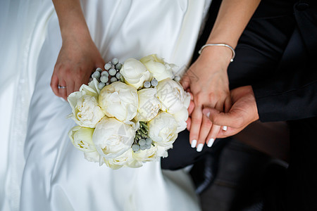 新婚夫妇手中盛满美丽婚礼花束的鲜花束新人传统戒指浪漫幸福女孩订婚婚姻仪式庆典图片
