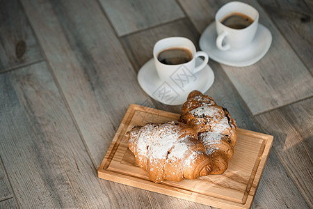 新鲜的糕点羊角面包 木板上加巧克力和两杯黑咖啡 浪漫早餐传统叶子卡片咖啡店食物水果糖果文化饮料美食图片