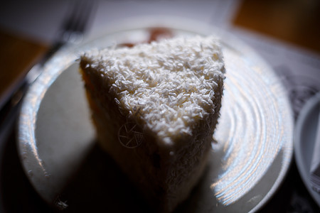 美味甜美的椰子蛋糕和饼干蛋糕咖啡筹码早餐椰子生日食物馅饼海绵甜点蓝色图片