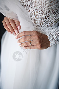 新娘的轻柔女性手和戒指上戴金戒指的嫁妆戒指成人抛光女士订婚婚姻办公室珠宝女孩金子男人图片