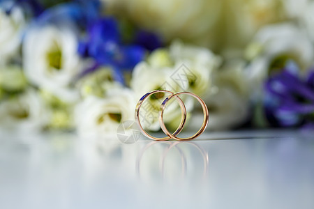 婚礼主题 美丽的结婚戒指 新娘花束宝石庆典奢华婚姻金子艺术圆圈玫瑰首饰叶子图片
