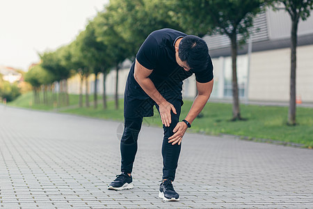 亚洲男子在跑步和健身 腿部严重疼痛后膝膝痛活力保健肌肉训练扭伤运动卫生福利小牛膝盖图片