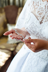 新娘在婚礼当天穿上结婚首饰配饰衣服裙子戒指奢华珠宝蕾丝母亲珍珠项链图片