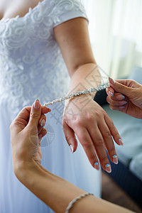 新娘在婚礼当天穿上结婚首饰魅力奢华衣服项链蕾丝母亲金子庆典传家宝耳环图片