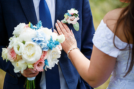 新婚夫妇手中盛满美丽婚礼花束的鲜花束浪漫传统已婚裙子新娘订婚庆典妻子仪式联盟图片
