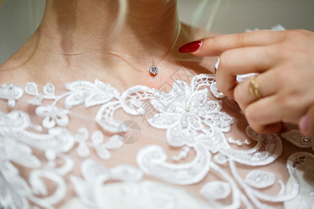 新娘在婚礼当天穿上结婚首饰配饰衣服婚姻珠宝珍珠时尚订婚庆典魅力宝石图片