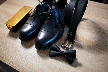 穿着皮鞋的时尚新郎早前细节蝴蝶框架婚礼房间男人庆典伴郎腰带戒指鞋类图片