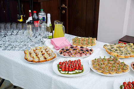 盛宴的客人餐桌 配有各种小吃和三明治婚礼水果服务午餐派对餐饮炙烤宴会寿司沙拉图片