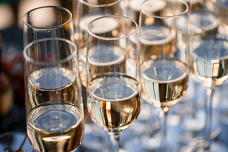 装满鲜香香槟并站在桌上的玻璃杯瓶子玻璃奢华水晶生日周年桌子派对高脚杯气泡庆典图片