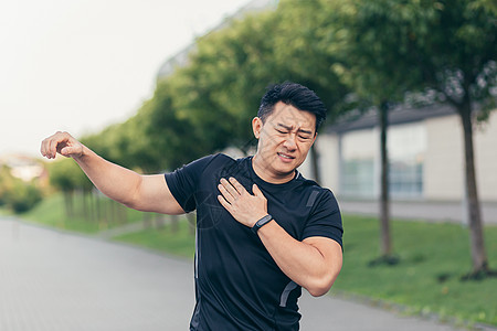 男性亚马力运动员 肩部骨折痛 公园内手臂肌肉疼痛脊柱治疗运动员理疗按摩康复男人身体诊所重量图片