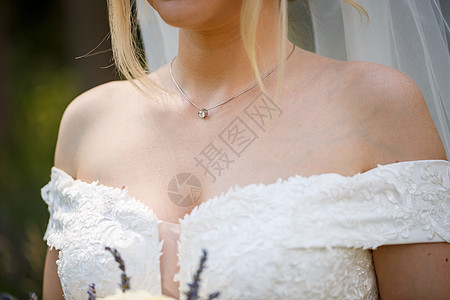 新娘在婚礼当天穿上结婚首饰耳环珠宝配饰传家宝母亲魅力奢华女士戒指珍珠图片