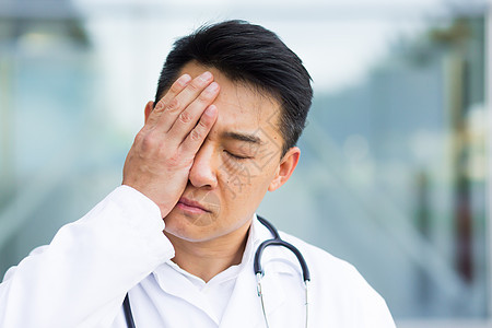 下班后疲劳的亚人医生肖像诊所沉思情感发烧男性失败安全疾病考试药品图片