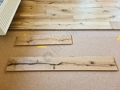 在新安装时用木制成的椰子地板建筑木板木制品工具男人维修硬木建设者装修木地板图片