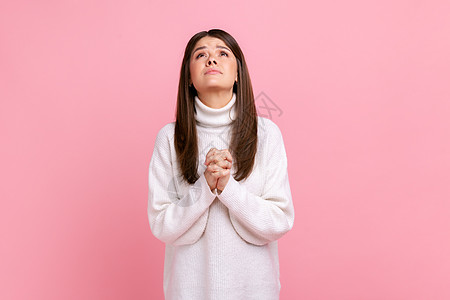 年轻有吸引力的青成年黑发女孩 用双手仰望在祷告 真诚说句诚恳 请道歉图片
