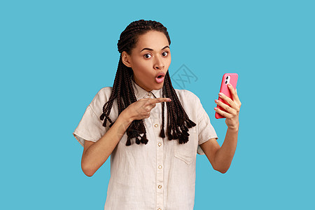 女性在空白电话屏幕上挂着脚尖 对手机功能感到惊讶 广告技术图片