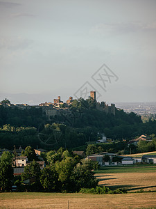 意大利皮亚森萨市CastellArquato中世纪镇的风景遗产季节堡垒城堡天空纪念碑景观村庄城市山顶图片